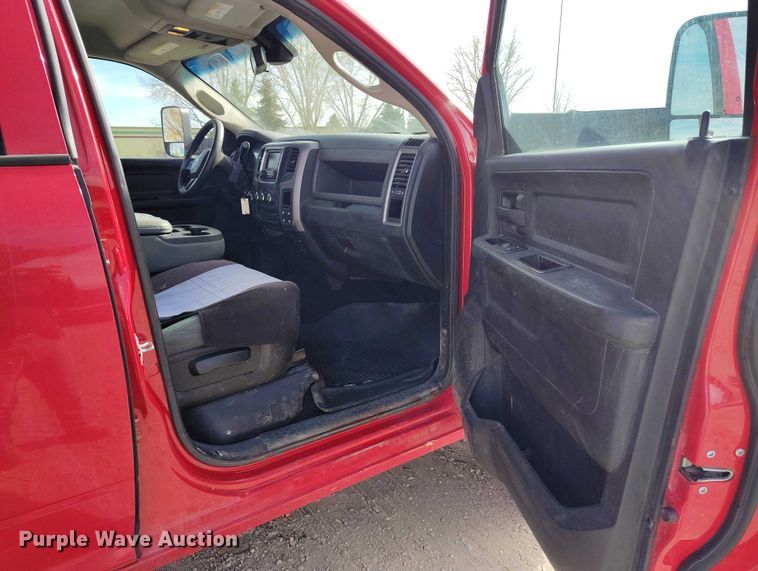 image for item DT0775 2016 RAM 3500 Crew Cab flatbed pickup truck