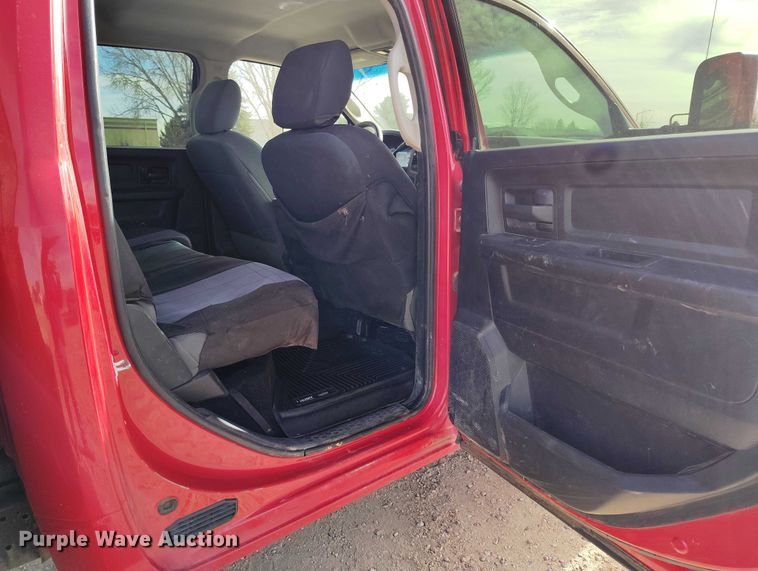 image for item DT0775 2016 RAM 3500 Crew Cab flatbed pickup truck