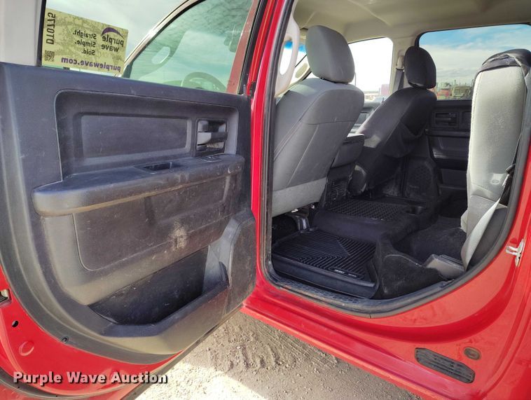 image for item DT0775 2016 RAM 3500 Crew Cab flatbed pickup truck