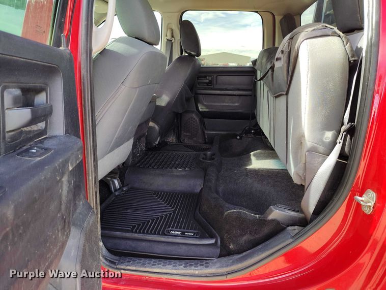 image for item DT0775 2016 RAM 3500 Crew Cab flatbed pickup truck