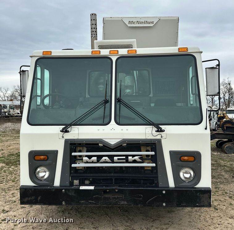 image for item DT6424 2011 Mack LEU613 refuse truck