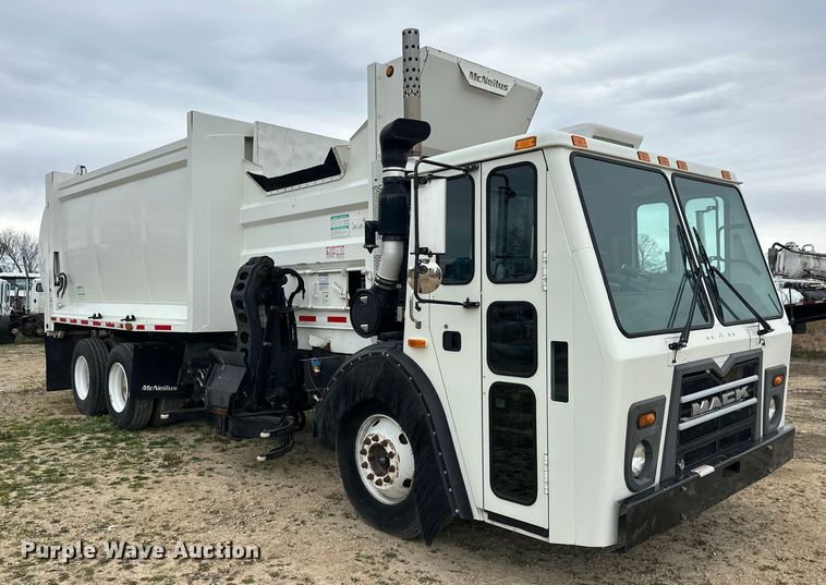 image for item DT6424 2011 Mack LEU613 refuse truck