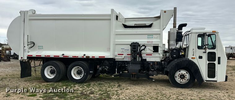 image for item DT6424 2011 Mack LEU613 refuse truck