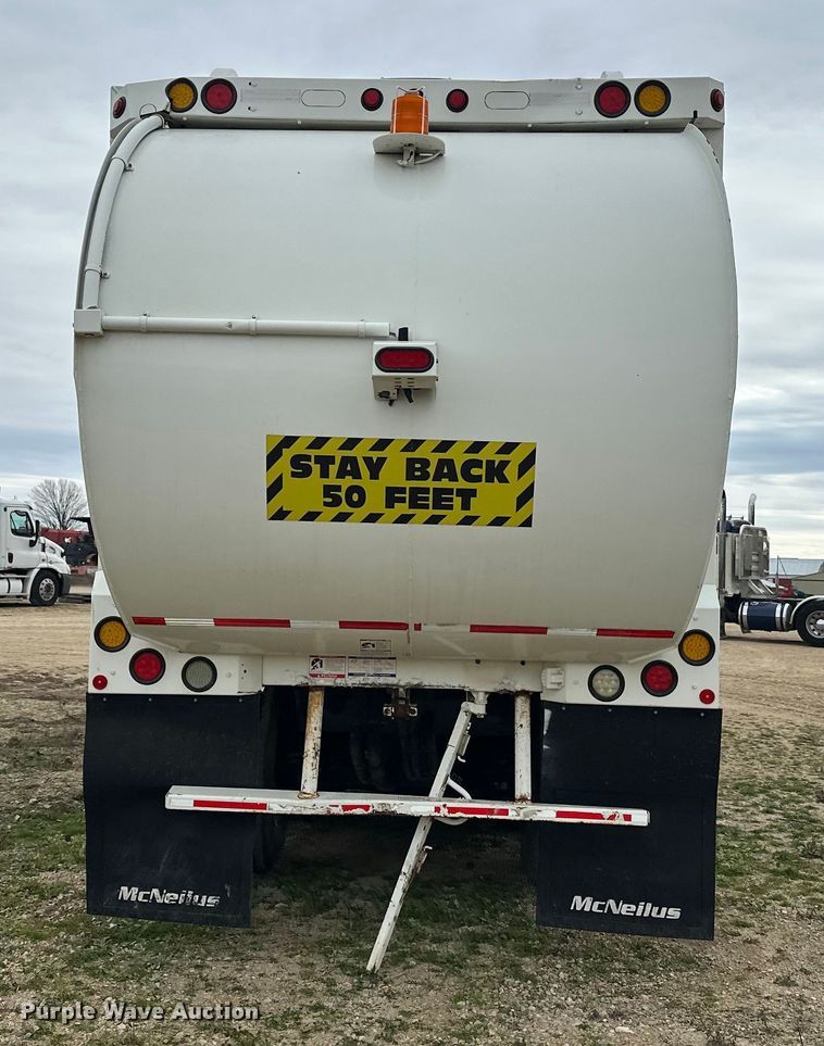 image for item DT6424 2011 Mack LEU613 refuse truck