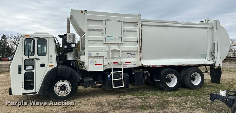 image for item DT6424 2011 Mack LEU613 refuse truck