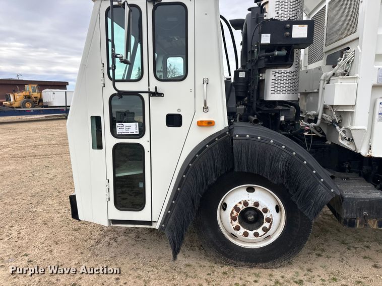 image for item DT6424 2011 Mack LEU613 refuse truck