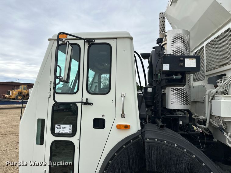 image for item DT6424 2011 Mack LEU613 refuse truck