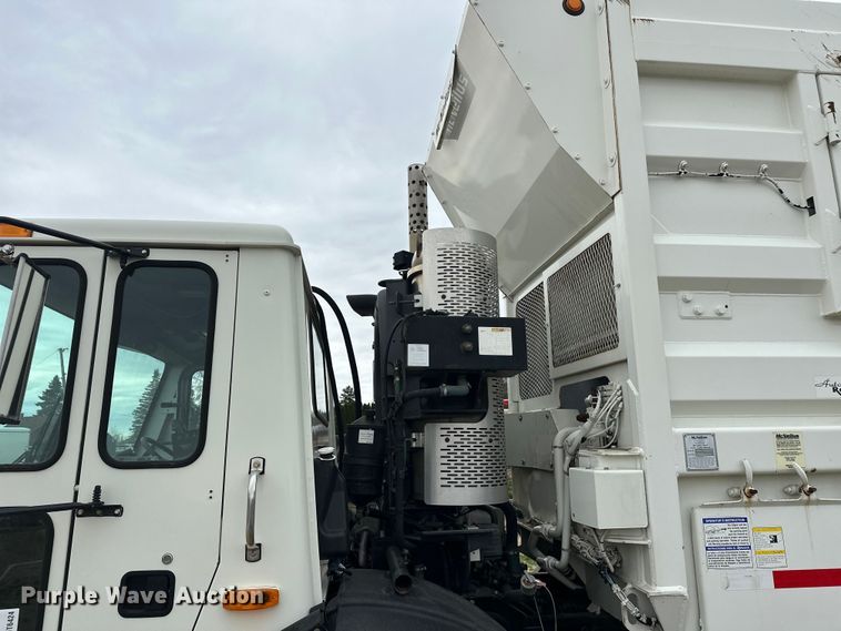 image for item DT6424 2011 Mack LEU613 refuse truck