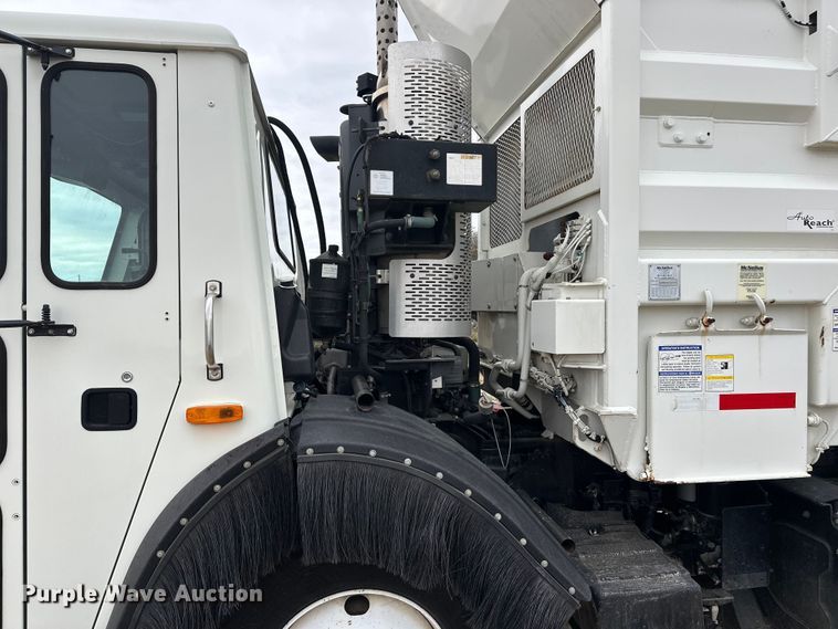image for item DT6424 2011 Mack LEU613 refuse truck