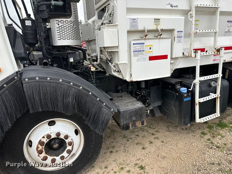 image for item DT6424 2011 Mack LEU613 refuse truck