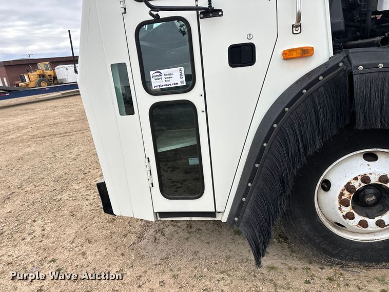 image for item DT6424 2011 Mack LEU613 refuse truck