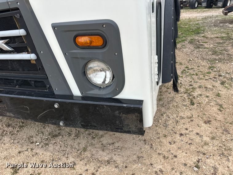 image for item DT6424 2011 Mack LEU613 refuse truck