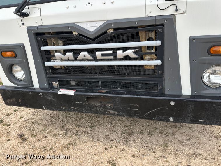 image for item DT6424 2011 Mack LEU613 refuse truck