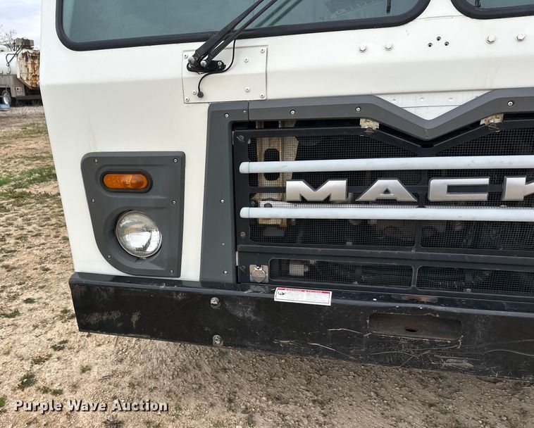 image for item DT6424 2011 Mack LEU613 refuse truck