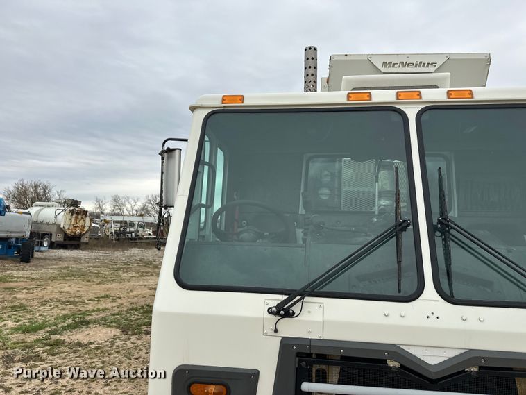 image for item DT6424 2011 Mack LEU613 refuse truck