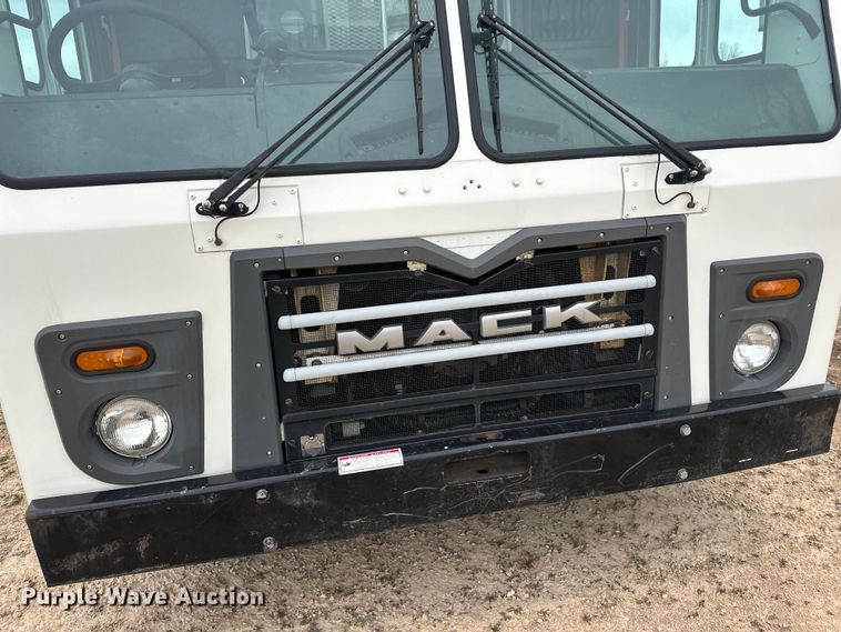 image for item DT6424 2011 Mack LEU613 refuse truck