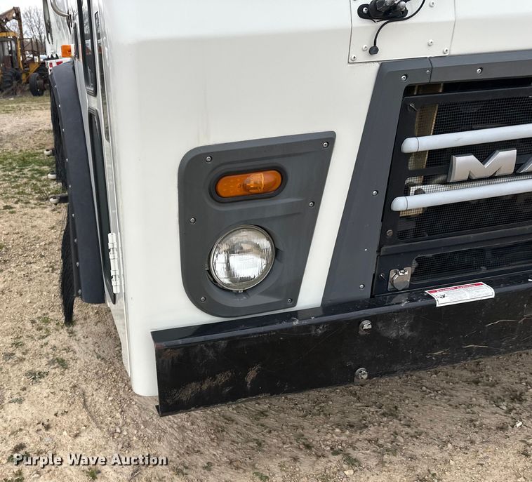 image for item DT6424 2011 Mack LEU613 refuse truck