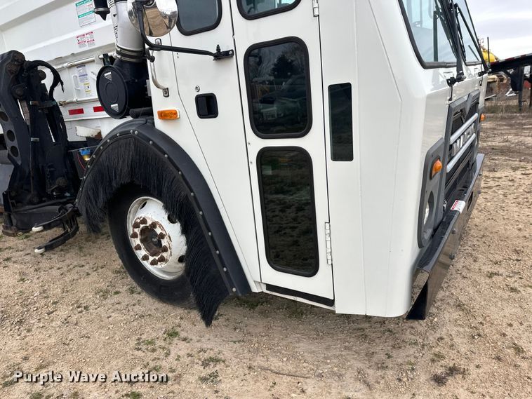 image for item DT6424 2011 Mack LEU613 refuse truck