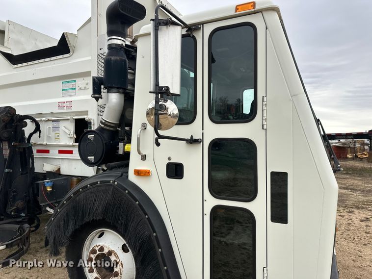 image for item DT6424 2011 Mack LEU613 refuse truck