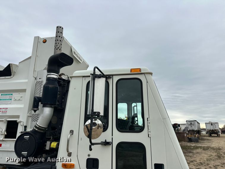 image for item DT6424 2011 Mack LEU613 refuse truck