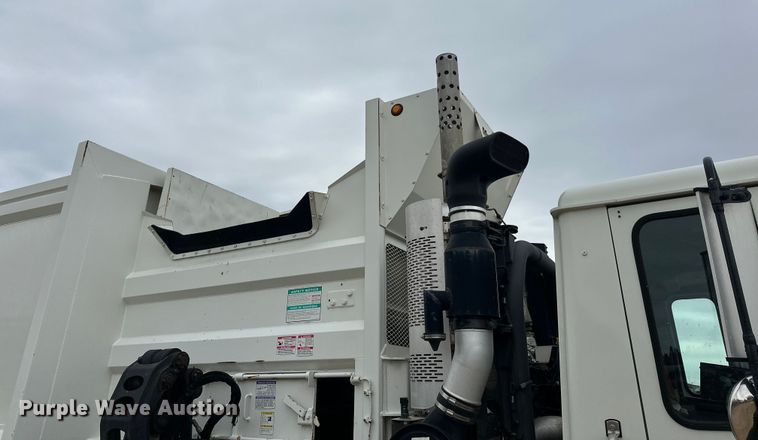 image for item DT6424 2011 Mack LEU613 refuse truck