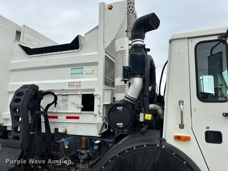 image for item DT6424 2011 Mack LEU613 refuse truck