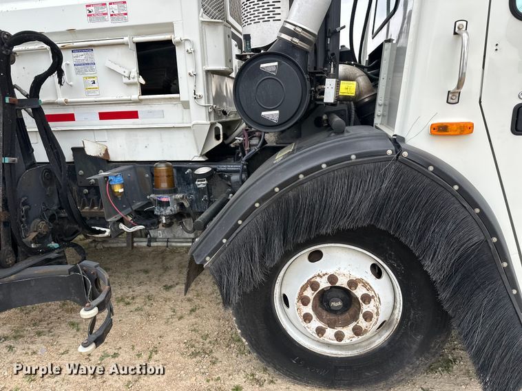 image for item DT6424 2011 Mack LEU613 refuse truck