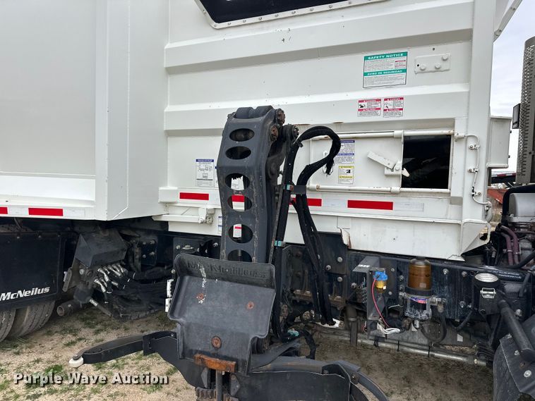 image for item DT6424 2011 Mack LEU613 refuse truck