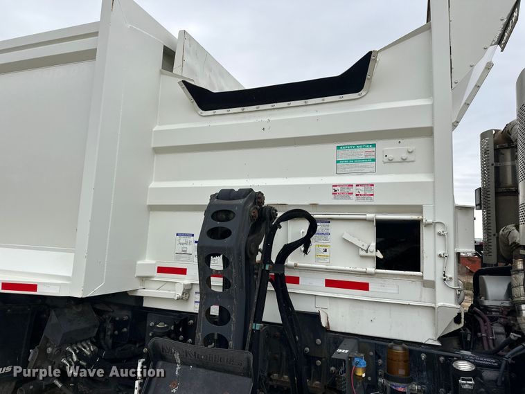 image for item DT6424 2011 Mack LEU613 refuse truck