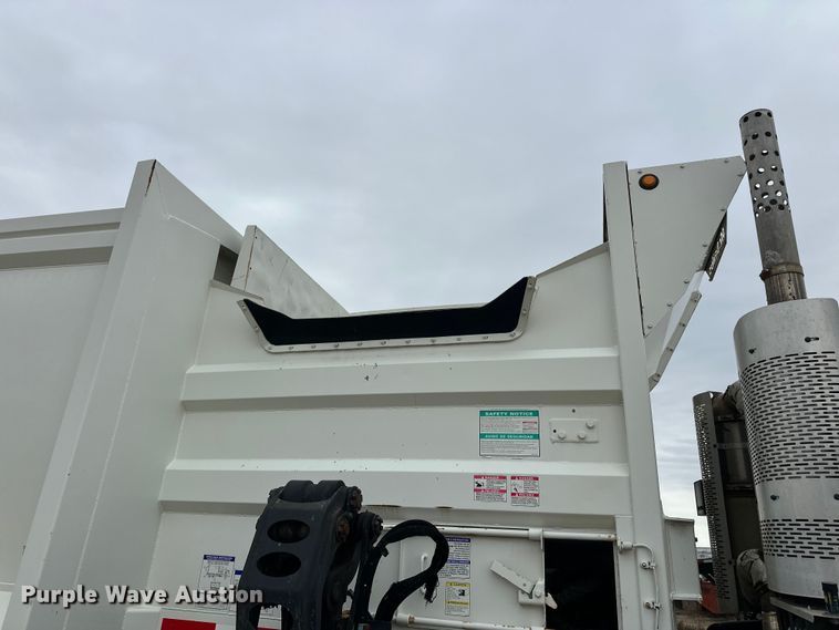 image for item DT6424 2011 Mack LEU613 refuse truck