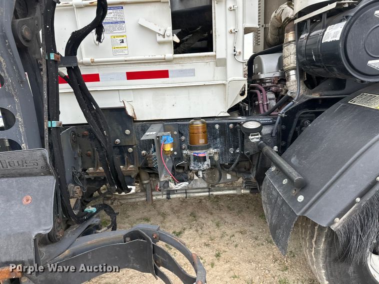 image for item DT6424 2011 Mack LEU613 refuse truck