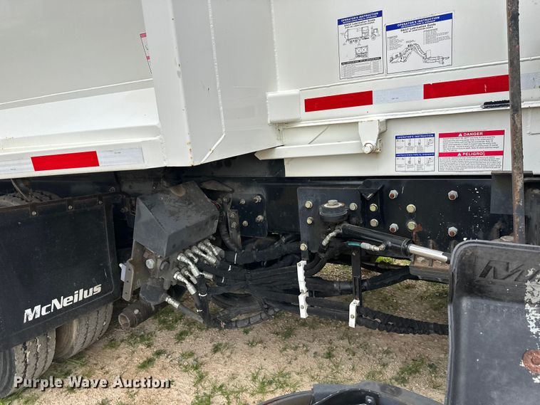 image for item DT6424 2011 Mack LEU613 refuse truck