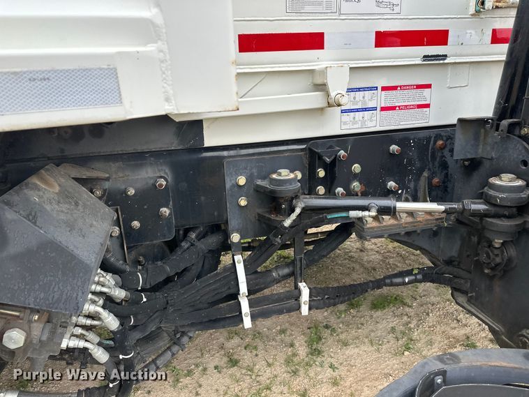 image for item DT6424 2011 Mack LEU613 refuse truck