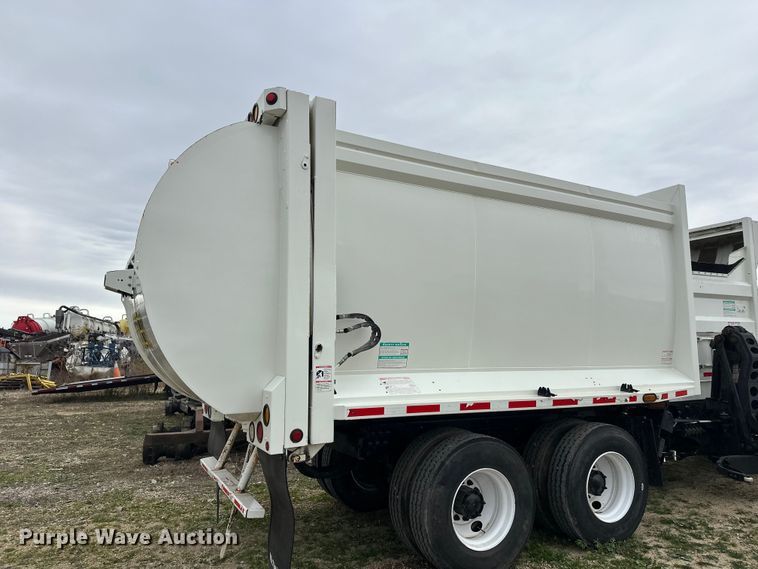 image for item DT6424 2011 Mack LEU613 refuse truck