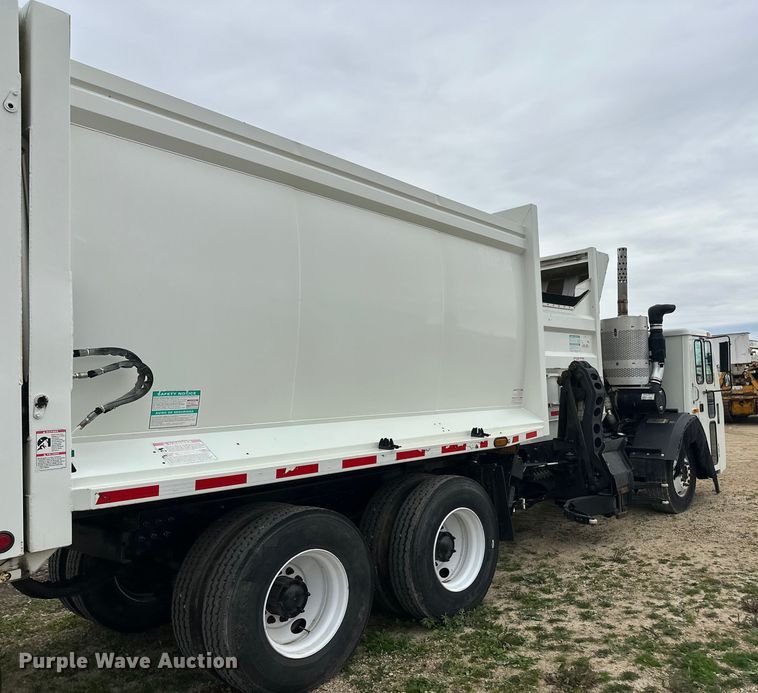 image for item DT6424 2011 Mack LEU613 refuse truck