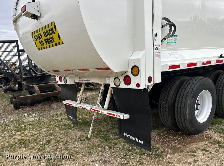 image for item DT6424 2011 Mack LEU613 refuse truck