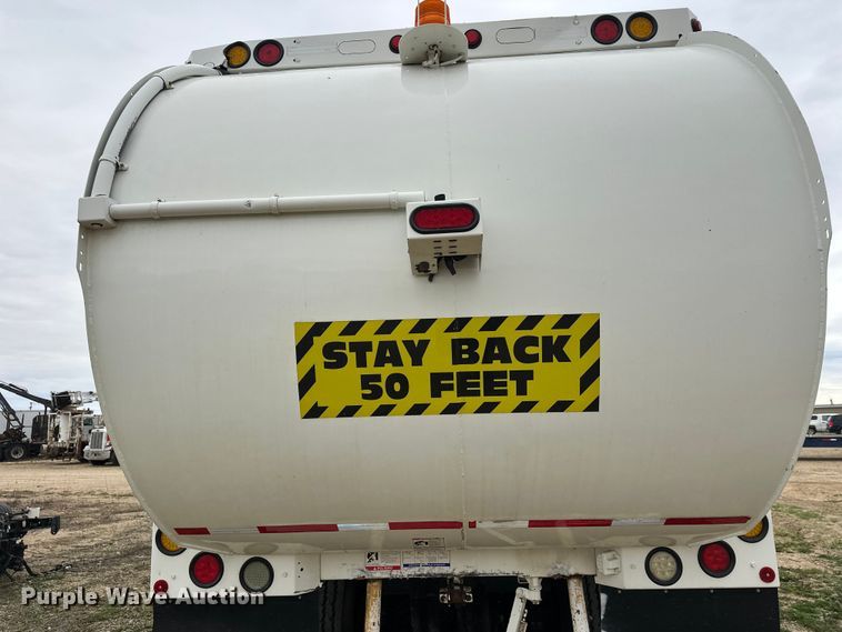 image for item DT6424 2011 Mack LEU613 refuse truck