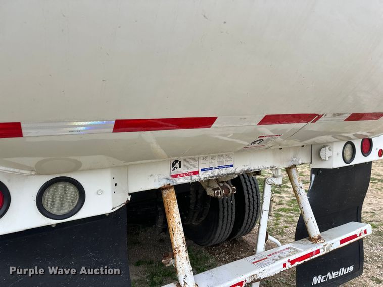 image for item DT6424 2011 Mack LEU613 refuse truck