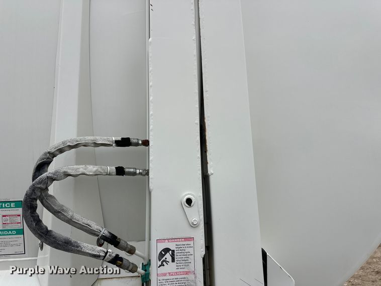 image for item DT6424 2011 Mack LEU613 refuse truck