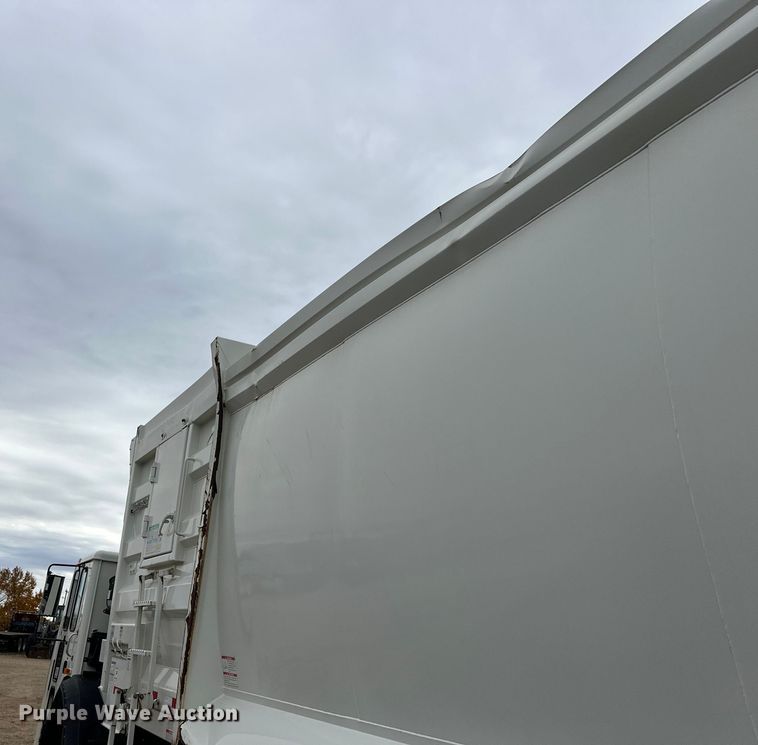 image for item DT6424 2011 Mack LEU613 refuse truck