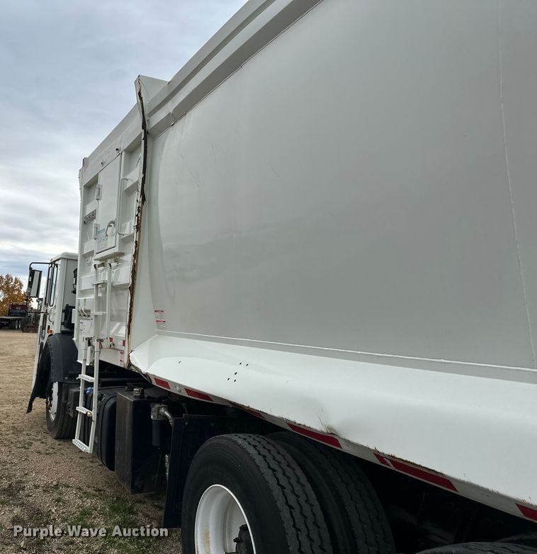 image for item DT6424 2011 Mack LEU613 refuse truck