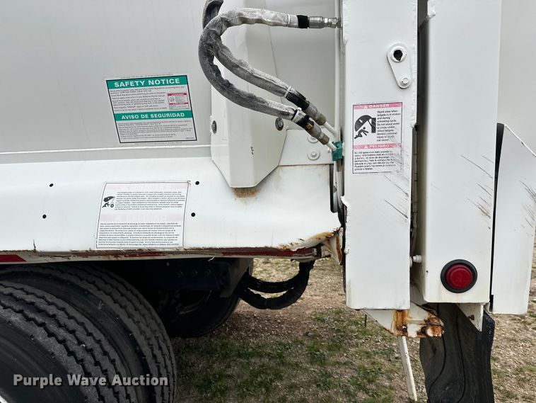 image for item DT6424 2011 Mack LEU613 refuse truck