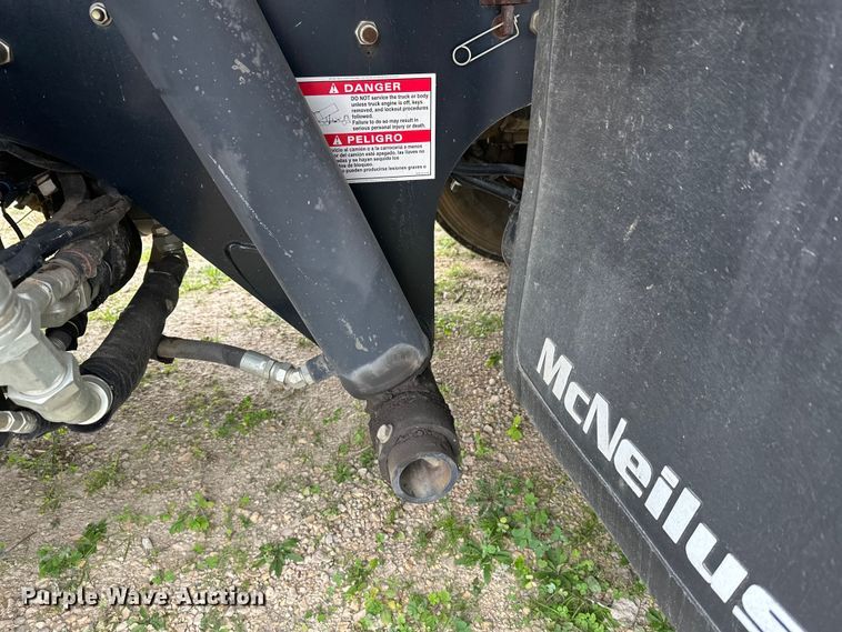 image for item DT6424 2011 Mack LEU613 refuse truck