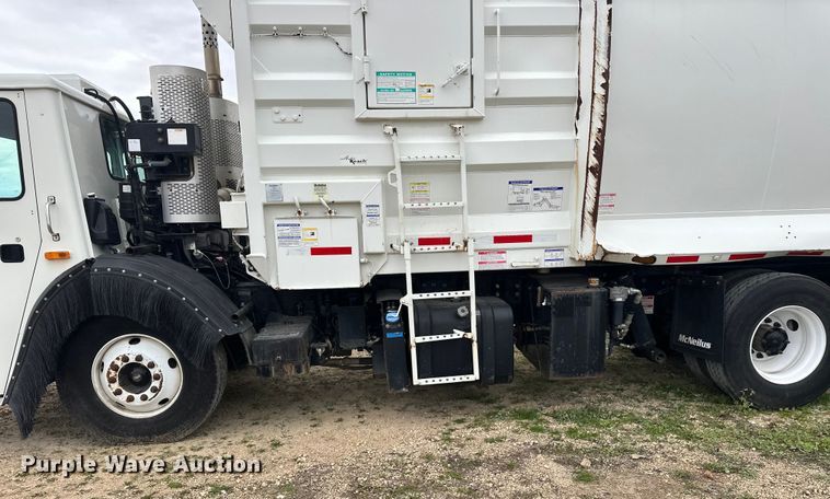 image for item DT6424 2011 Mack LEU613 refuse truck