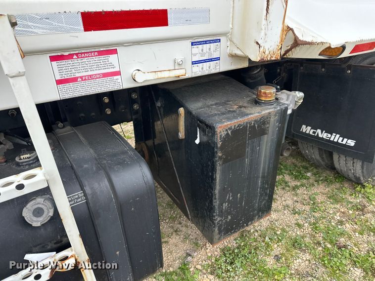 image for item DT6424 2011 Mack LEU613 refuse truck