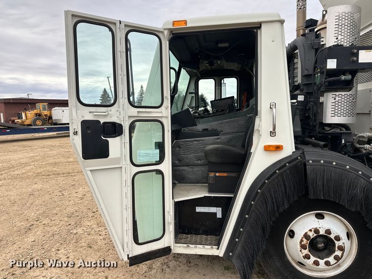 image for item DT6424 2011 Mack LEU613 refuse truck