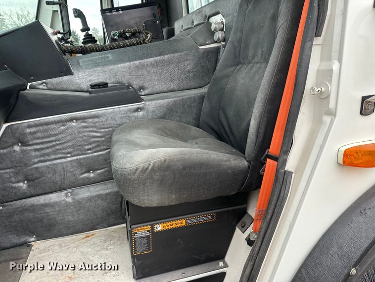 image for item DT6424 2011 Mack LEU613 refuse truck