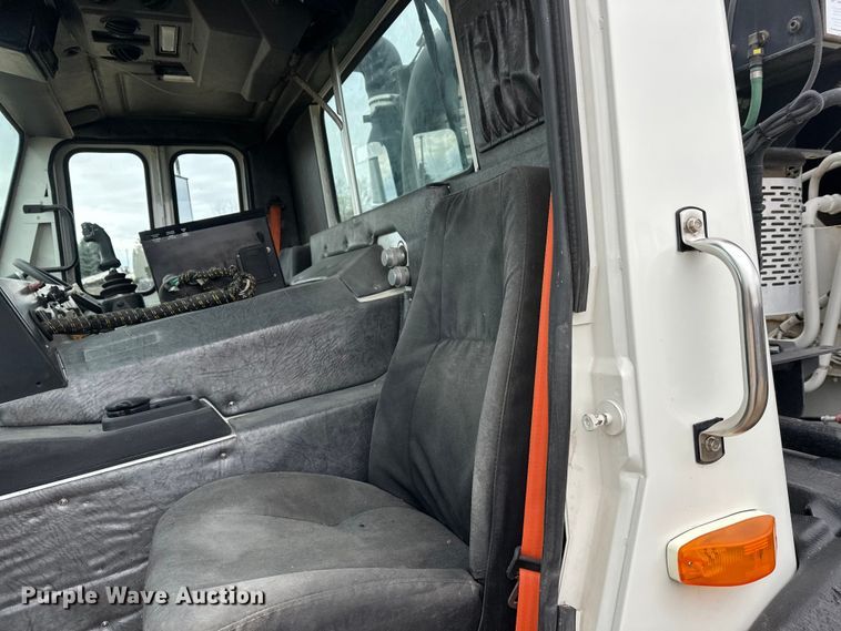 image for item DT6424 2011 Mack LEU613 refuse truck