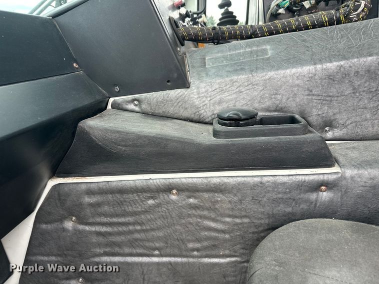 image for item DT6424 2011 Mack LEU613 refuse truck