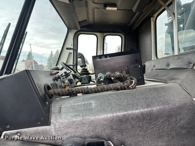 image for item DT6424 2011 Mack LEU613 refuse truck